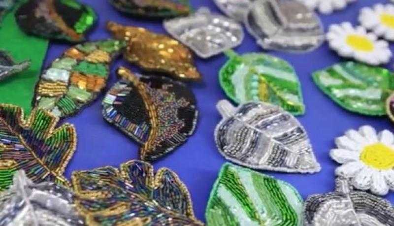 «شنط من الكروشيه وإكسسوارات الخرز».. الأيادي الناعمة تبدع في ورش القومي للمرأة لتعليم الحرف للسيدات