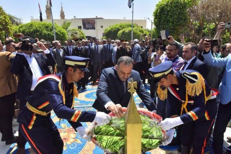 محافظ أسيوط يضع إكليل الزهور على النصب التذكاري لشهداء قرية بني عدي احتفالا بالعيد القومي