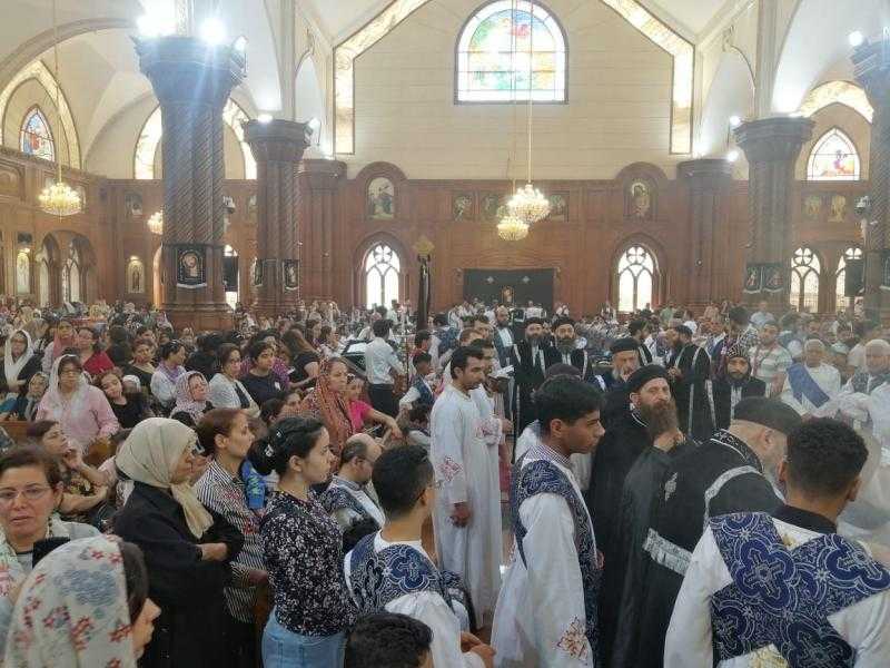 كنائس الفيوم تحتفل بالجمعة العظيمة.. والمطران يترأس الصلاة
