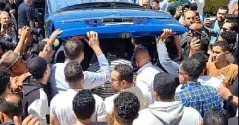 حمدى الميرغنى ونجوم الفن في حالة ذهول لحظة تشييع سليمان عيد