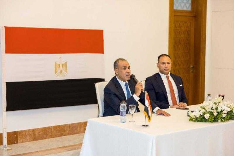 وزير الخارجية والهجرة يلتقي مع عدد من ممثلي الجالية المصرية في تونس