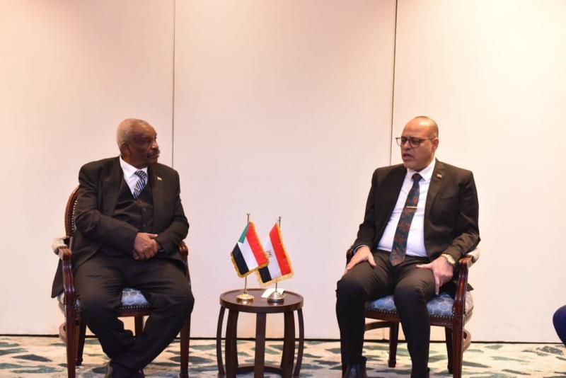 وزير العمل يناقش مع نظيره السوداني تفعيل تبادل الخبرات في مجالات التدريب المهني| صور