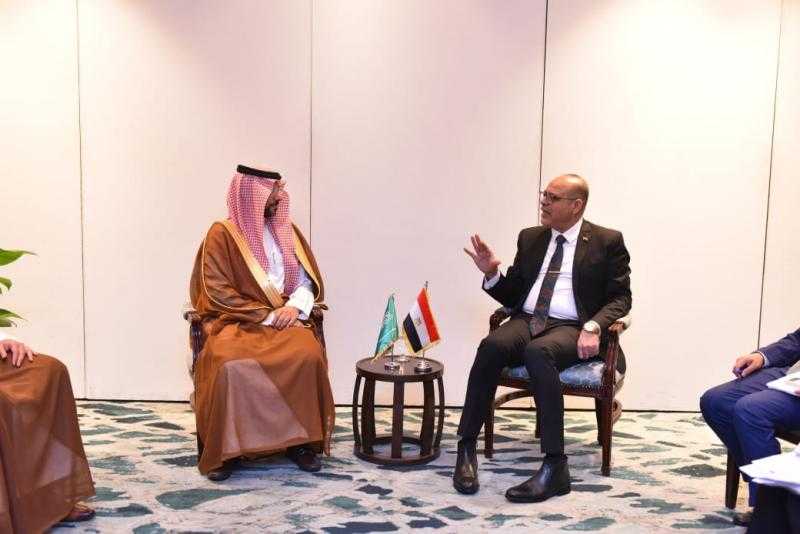 وزير العمل يلتقي نائب وزير الموارد البشرية والتنمية الاجتماعية للعمل السعودي | صور