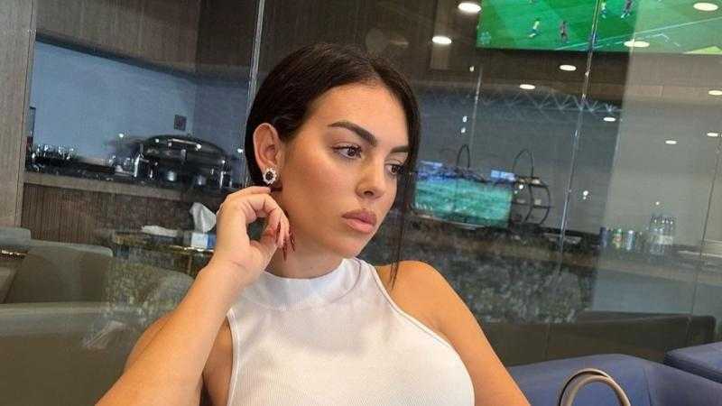 بالحجاب .. جورجينا بإطلالة لافته تثير الجدل