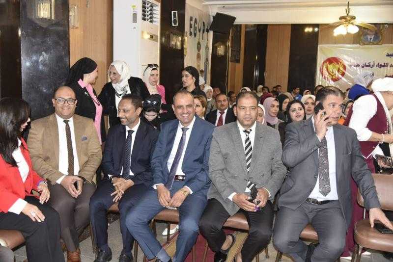 محافظ بورسعيد يزور الكاتدرائية لتهنئة الأقباط بعيد القيامة المجيد.. صور