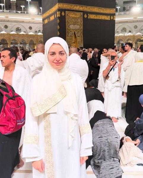 هبة مجدي من أمام الكعبة تؤدي مناسك العمرة