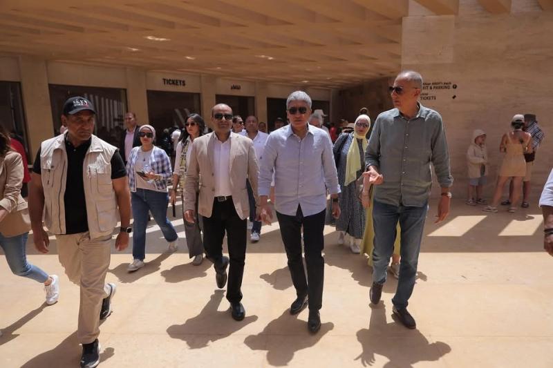 وزير السياحة والآثار يتفقد تدفق حركة الزيارة ويحرص على القيام بالتجربة السياحية كاملةً بالمنطقة
