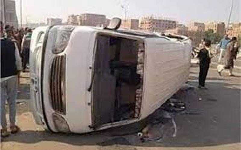 إصابة 14 شخصا إثر انقلاب ميكروباص بطريق الصحراوي الشرقي