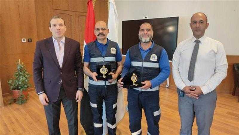 رئيس هيئة الإسعاف يهدي درع تكريم للطاقم صاحب واقعة رد 6 ملايين جنيه لأصحابها