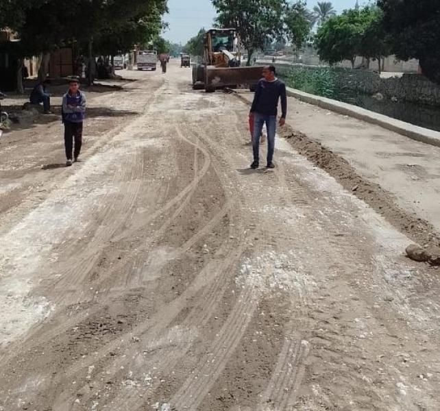 تجريد الطرق ورفع المخلفات وتطهير الترع بقرى الصف استعدادا لعيد شم النسيم