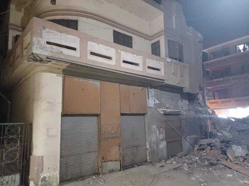 محافظ الشرقية يُتابع تداعيات انهيار عقار قديم بشارع الجلاء دون وقوع خسائر في الأرواح