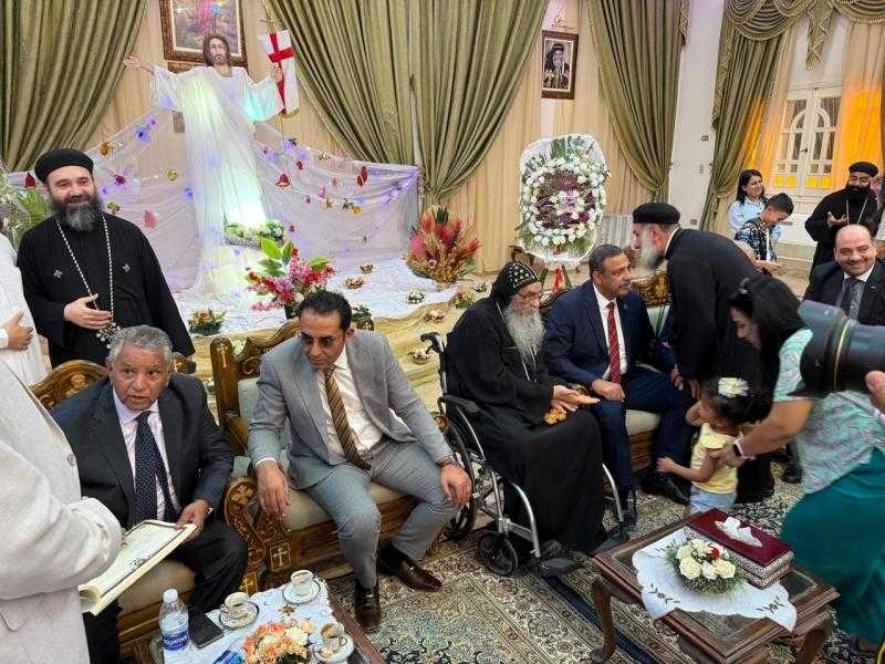 وفد ”الجبهة الوطنية” بالفيوم يزور الأنبا إبرام للتهنئة بعيد القيامة المجيد| صور