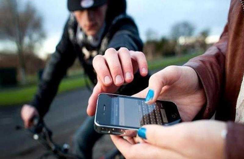حبس عاطلين وراء سرقة الهواتف المحمولة بالإكراه في المقطم