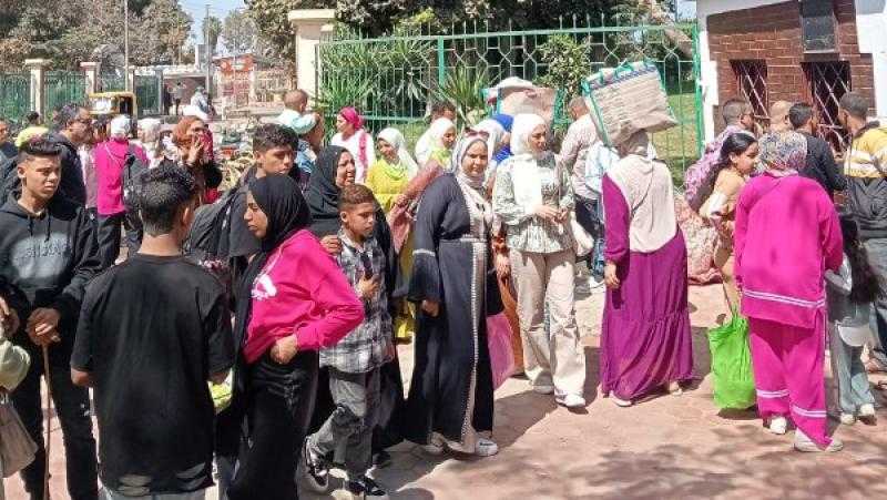 بدء توافد المواطنين على حدائق القناطر للاحتفال بشم النسيم .. صور