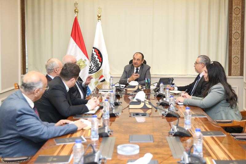 وزير قطاع الأعمال العام يلتقي رئيس ”تكنيب إنرجيز” الإيطالية لبحث فرص التعاون المشترك