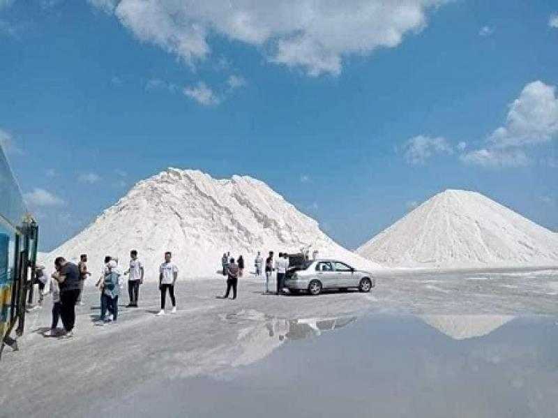 جبال الملح بمدينة بورفؤاد تجذب الزوار في شم النسيم