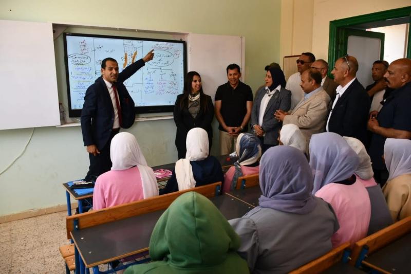 وزير الشباب والرياضة يتفقد تنفيذ فعاليات القوافل التعليمية والتنويرية بمدرسة سعد أبو ريده بشلاتين