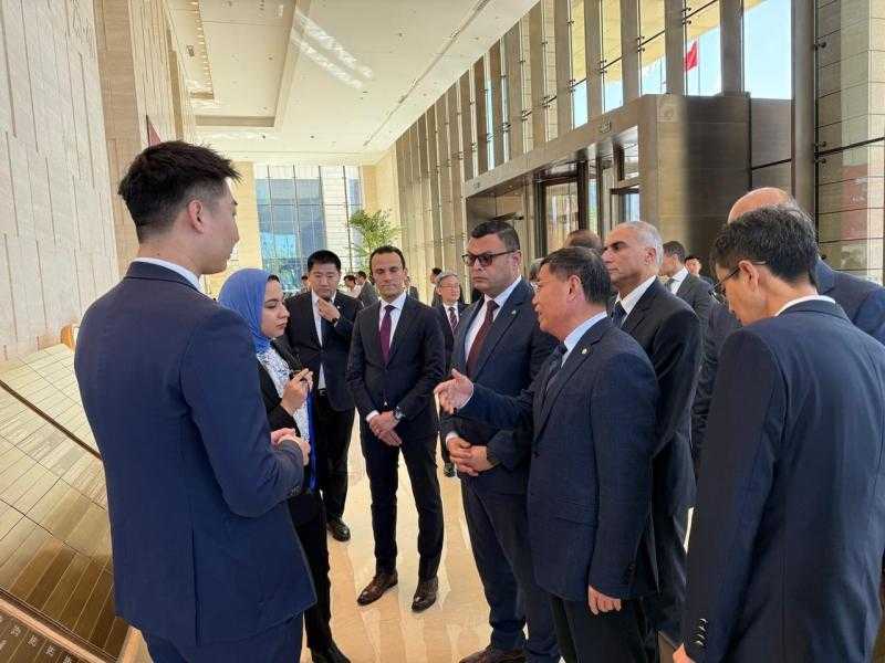 خلال جولته بمنطقة الأعمال المركزية بـ”بكين”.. وزير الإسكان: نعمل على نقل تجارب الإدارة والتشغيل الناجحة