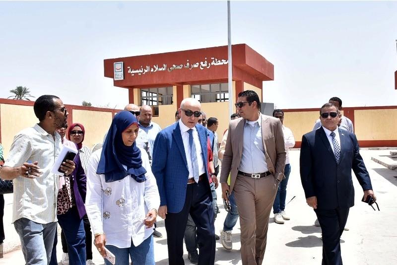 محافظ الأقصر يتفقد محطة صرف صحي السلام تمهيدا لافتتاحها