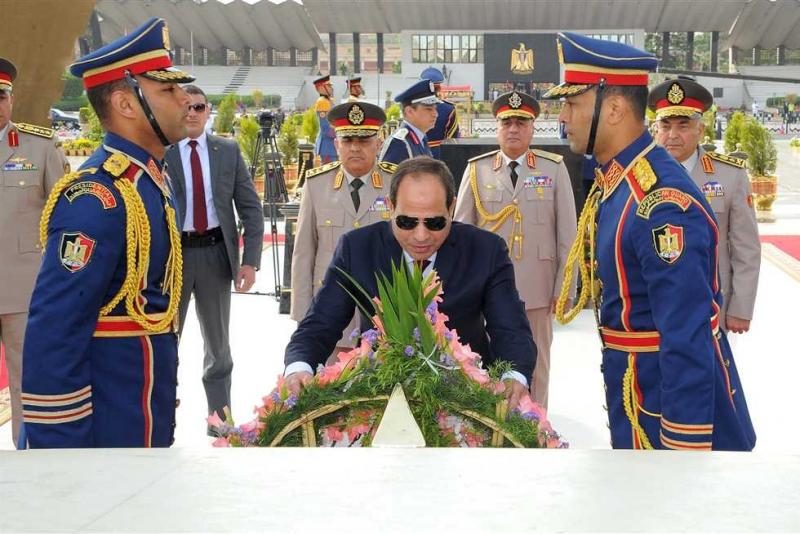 الرئيس السيسي يضع أكاليل الزهور على النصب التذكاري لشهداء القوات المسلحة وقبر الرئيس الراحل أنور السادات