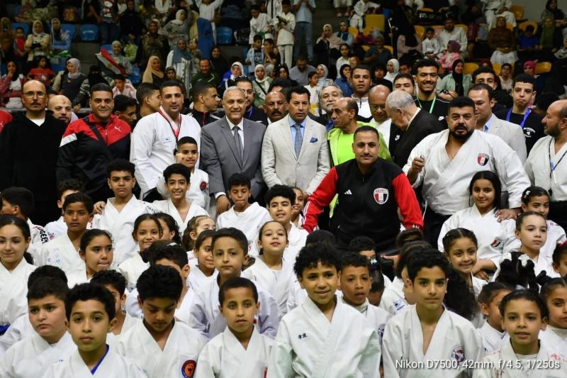 وزير الشباب والرياضة يتفقد منافسات البطولة الإفريقية المفتوحة للكاراتيه التقليدي بإستاد القاهرة الدولي