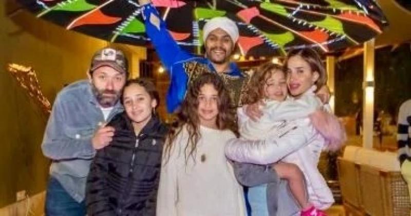 كريم محمود عبد العزيز فى أحدث ظهور بصحبة زوجته وبناته