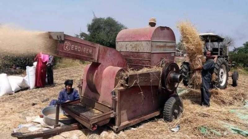 وفاة فلاح إثر سقوطه في ماكينة حصاد القمح بكفر الشيخ