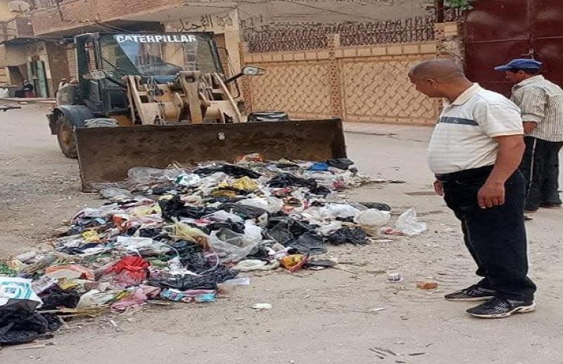 حملات نظافة ورفع المخلفات والتراكمات بمدينة طهطا في سوهاج.. صور