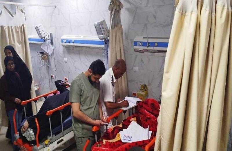 محافظ أسوان يُوجه بتقديم أوجه الرعاية الطبية لـ 50 مصابًا سودانيًا في حادث سير