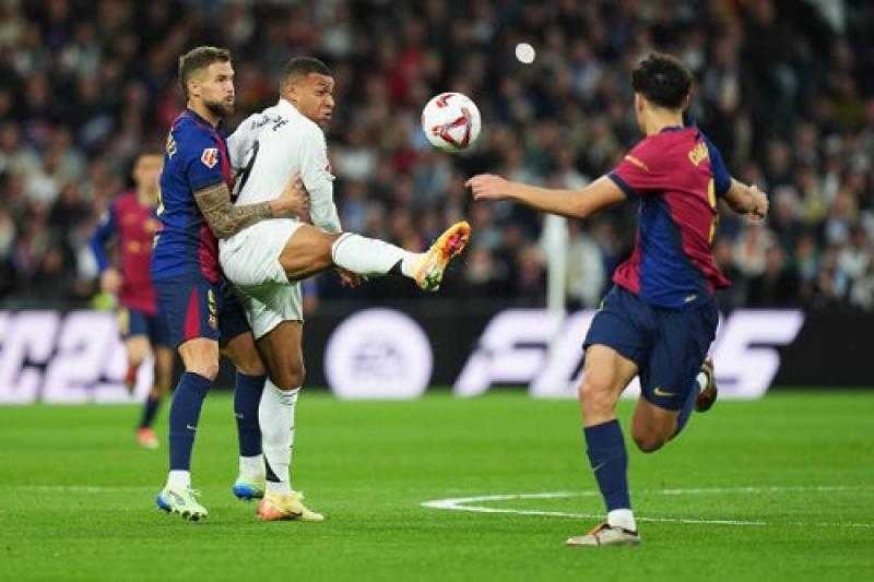 كلاسيكو ناري.. ريال مدريد الجريح يصطدم ببرشلونة المتوهج في نهائي الكأس
