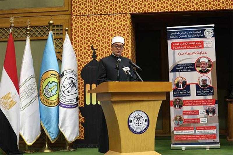 مفتي الجمهورية يدعو إلى تعزيز جهود بناء الإنسان في مواجهة التحديات المعاصرة عبر الفقه الإسلامي