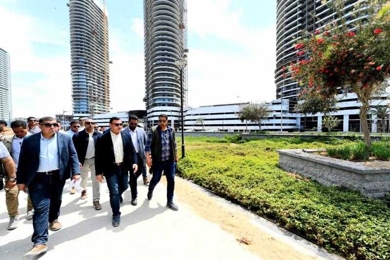 وزير الإسكان يتفقد كومبوند «مزارين» والممشى السياحي والمنطقة الترفيهية بمدينة العلمين الجديدة