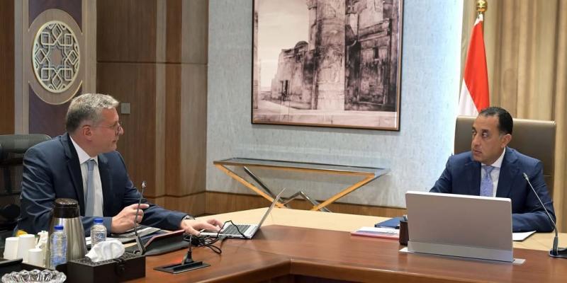 رئيس الوزراء يتابع مع وزير البترول عددًا من ملفات العمل