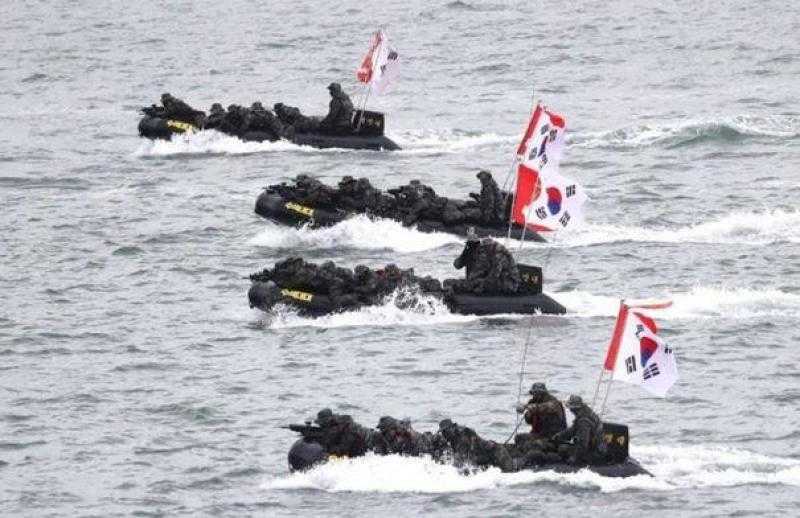 مشاة البحرية الكورية الجنوبية تجري تدريبات إنزال برمائية واسعة النطاق في «بوهانغ»‏