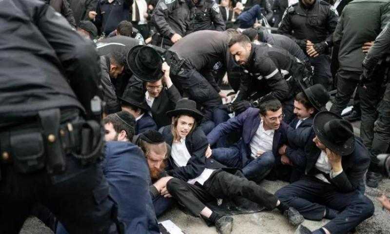 تظاهر العشرات من اليهود احتجاجا على التجنيد في جيش الاحتلال.. وأوامر باعتقال 2491 بتهمة التهرب