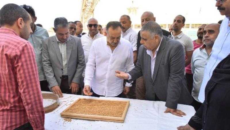 محافظ أسيوط: توريد 19,798 طن قمح محلي وحصاد 37,730 فدانا منذ بدء الموسم