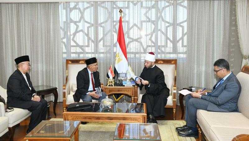 وزير الأوقاف يستقبل وفدًا ماليزيا برئاسة مفتي ولاية بيراك لبحث التعاون المشترك