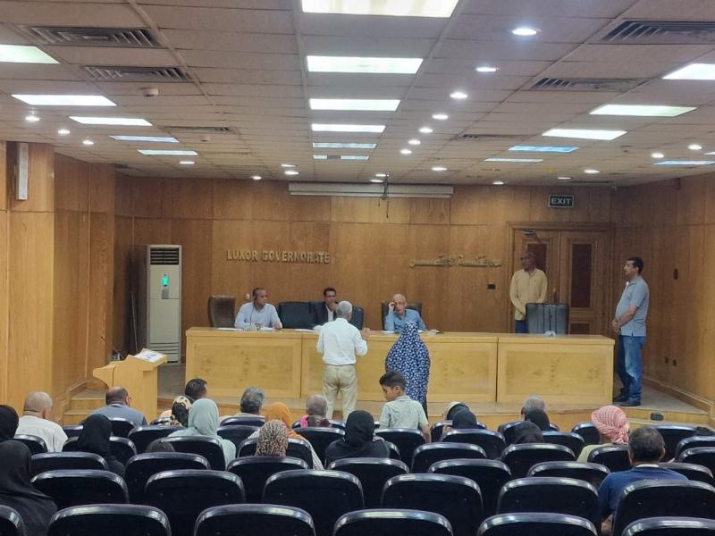 سكرتير عام محافظة الأقصر يعقد لقاء اليوم المفتوح مع المواطنين.. صور