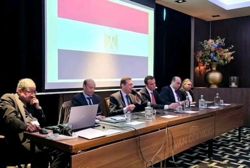السفير المصري في هولندا يلتقي مع أعضاء الجالية المصرية.. صور