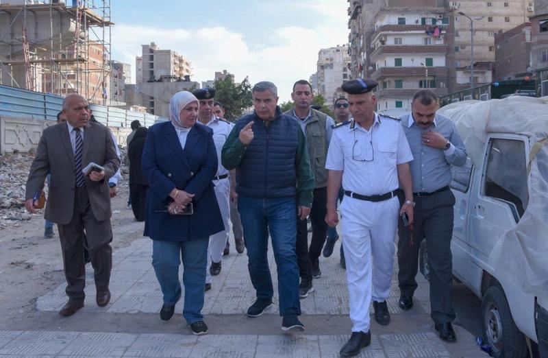 محافظ الإسكندرية يتابع إزالة المحال المتعدية على حرم السكك الحديدية.. صور