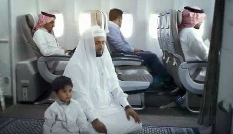 مركز الأزهر يوضح حكم الصلاة على متن الطائرة وكيفية أدائها بشكل صحيح