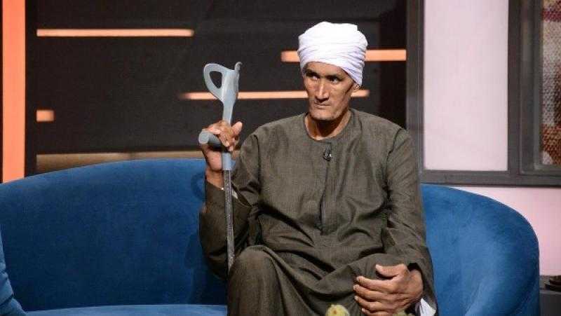 فصل ملابسه وسرير نومه.. حكاية أطول رجل في مصر يعاني من التنمر