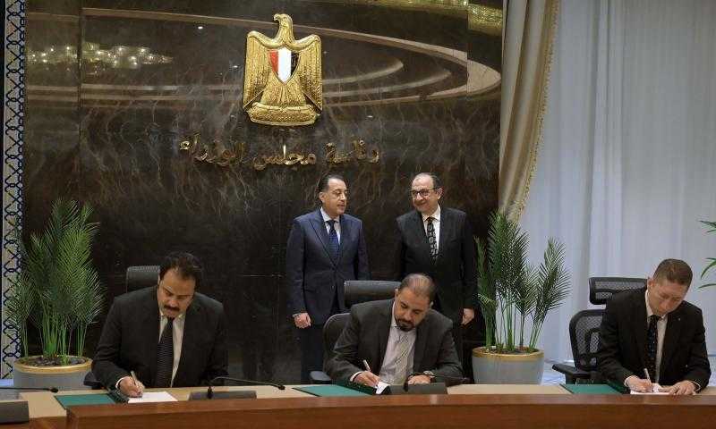 رئيس الوزراء يشهد توقيع اتفاق تأسيس شركتين لإنتاج ألياف الفيبربوليستر واللباد الصناعي