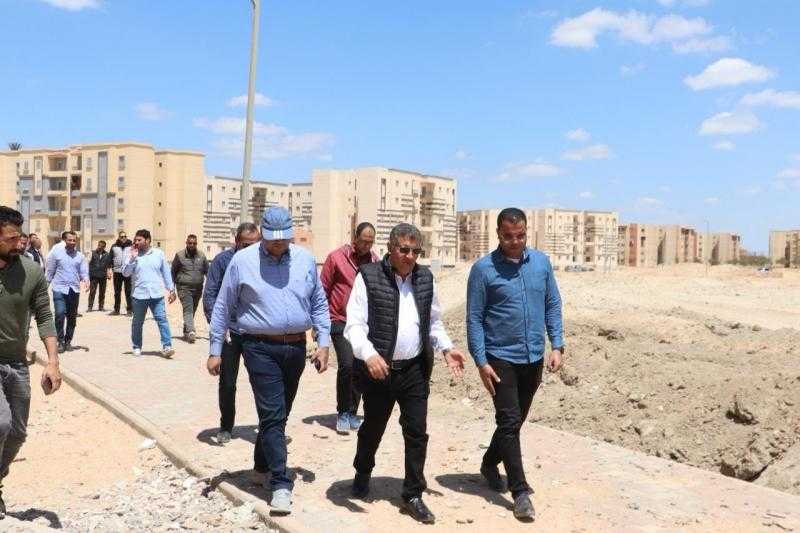وزير الإسكان يتابع المشروعات السكنية والمرافق والطرق بمدينة السادات