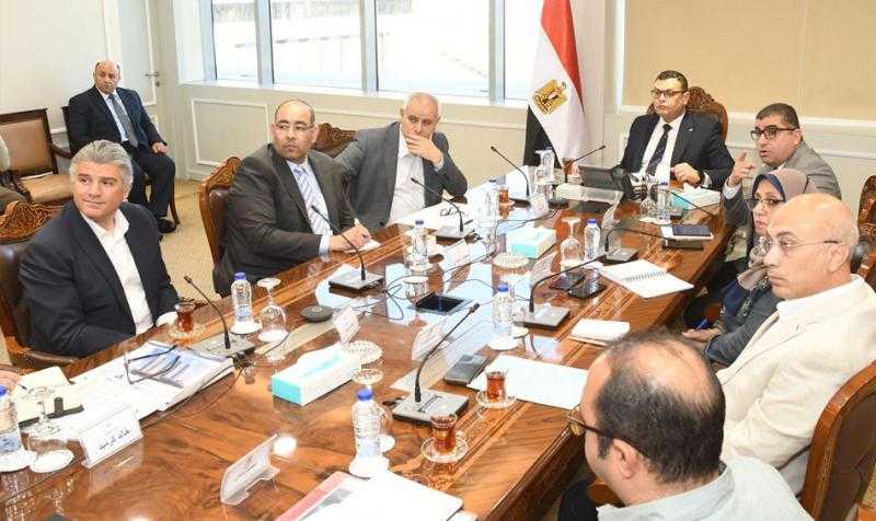 وزير الإسكان يلتقي مسئولى شركة ”أبناء حسن علام” لمتابعة الموقف التنفيذي للمشروعات التي تتولى تنفيذها