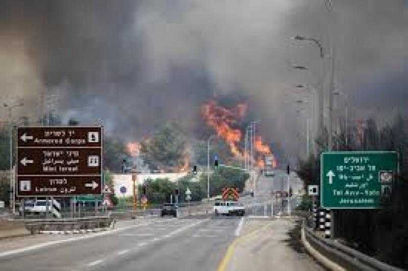 ماكرون يعرض على إسرائيل المساعدة لمكافحة الحرائق