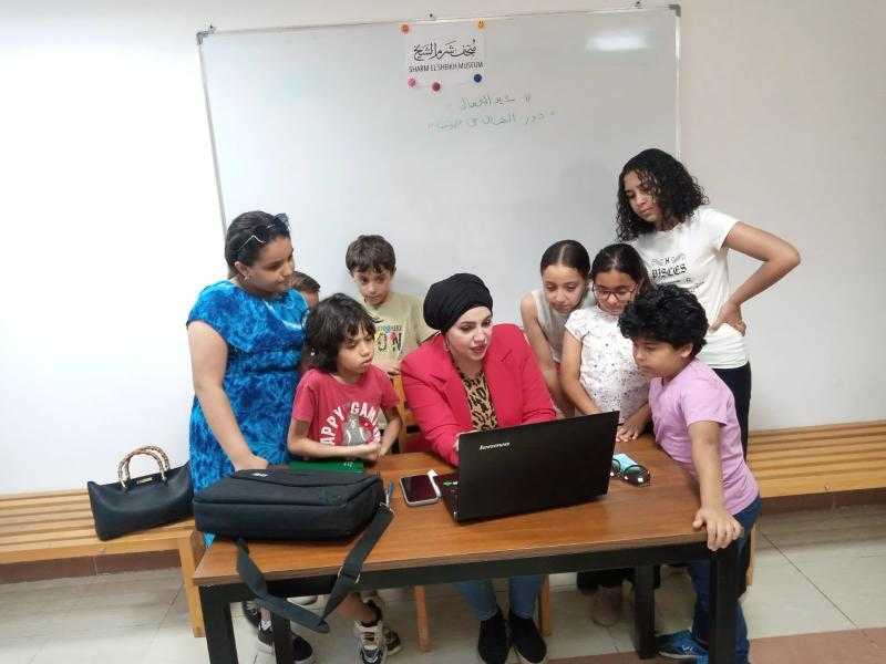 متحف شرم الشيخ يسلط الضوء على تاريخ عيد العمال من خلال ورشة فنية للأطفال