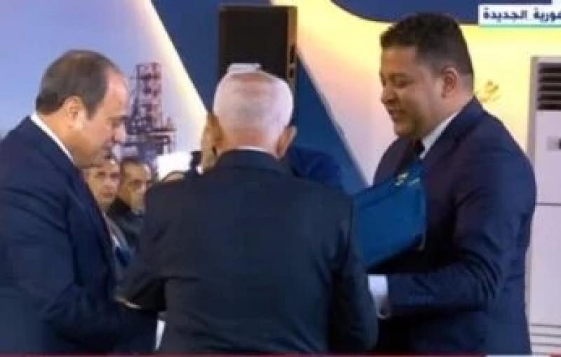 عبد المنعم الجمل يقدم ”درع الاتحاد” للرئيس السيسى خلال حفل عيد العمال