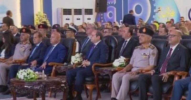 الرئيس السيسى يشاهد فيلما تسجيليا عن دعم عمال مصر