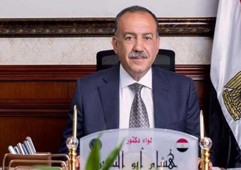 محافظ أسيوط يشهد عقد قران عروسين من دور الأيتام ويوقع كوكيل للعروس